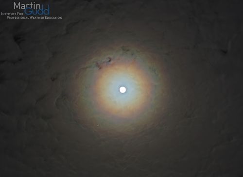 Sehr ausgeprägte Korona um den Mond mit dreifachem Ringsystem / Very distinctive corona around the moon with a triple ring system