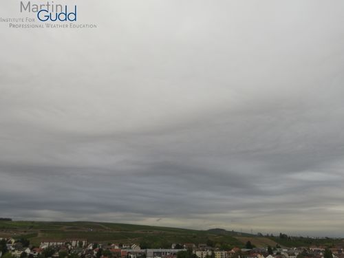 Umwandlung von As opacus in Altocumulus - Asperitas-ähnliche Strukturen / Transformation of As opacus into Altocumulus – Asperitas-like structures