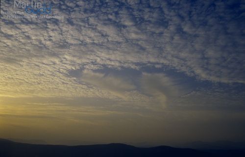 Fallstreak hole: Wolkenloch um die Fallstreifen herum
